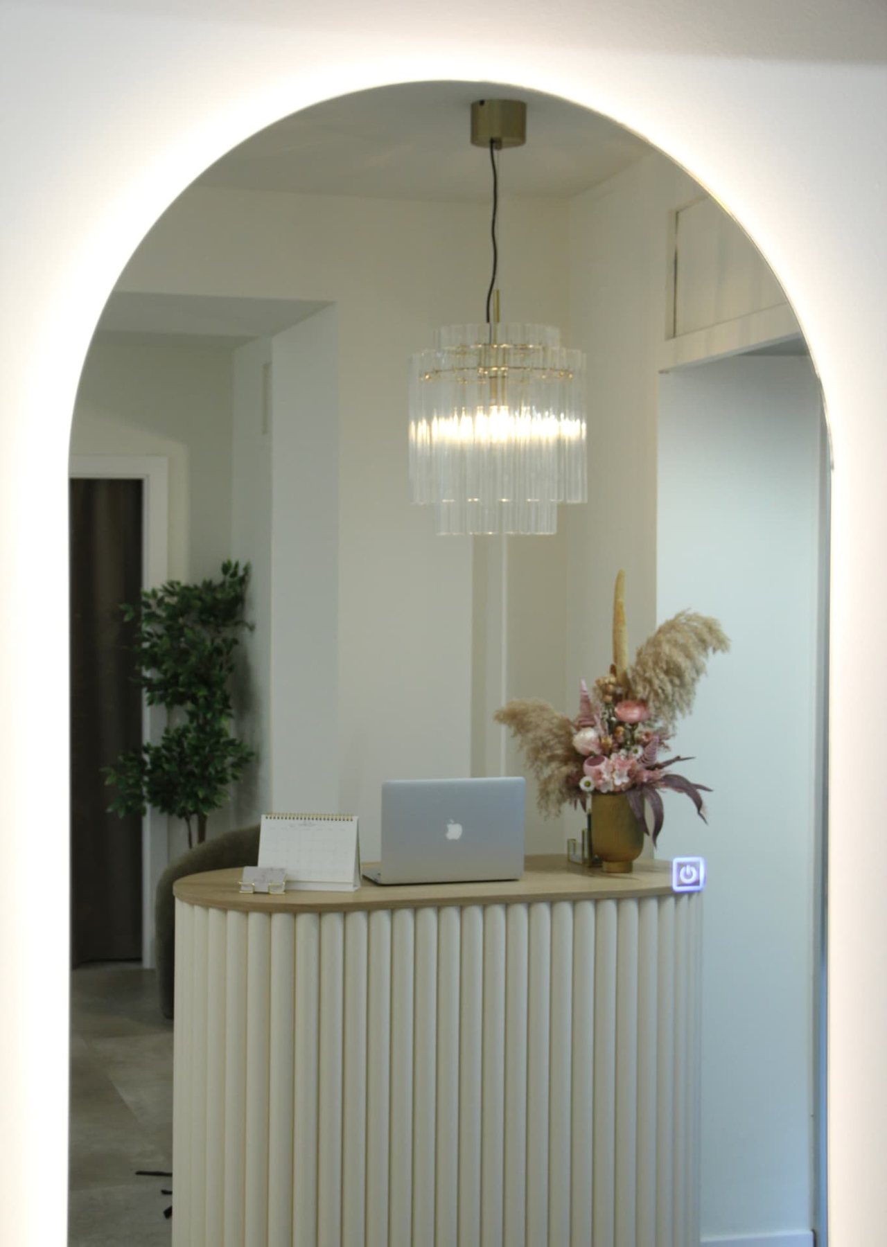 Recepción de Bloom vista a través del arco iluminado