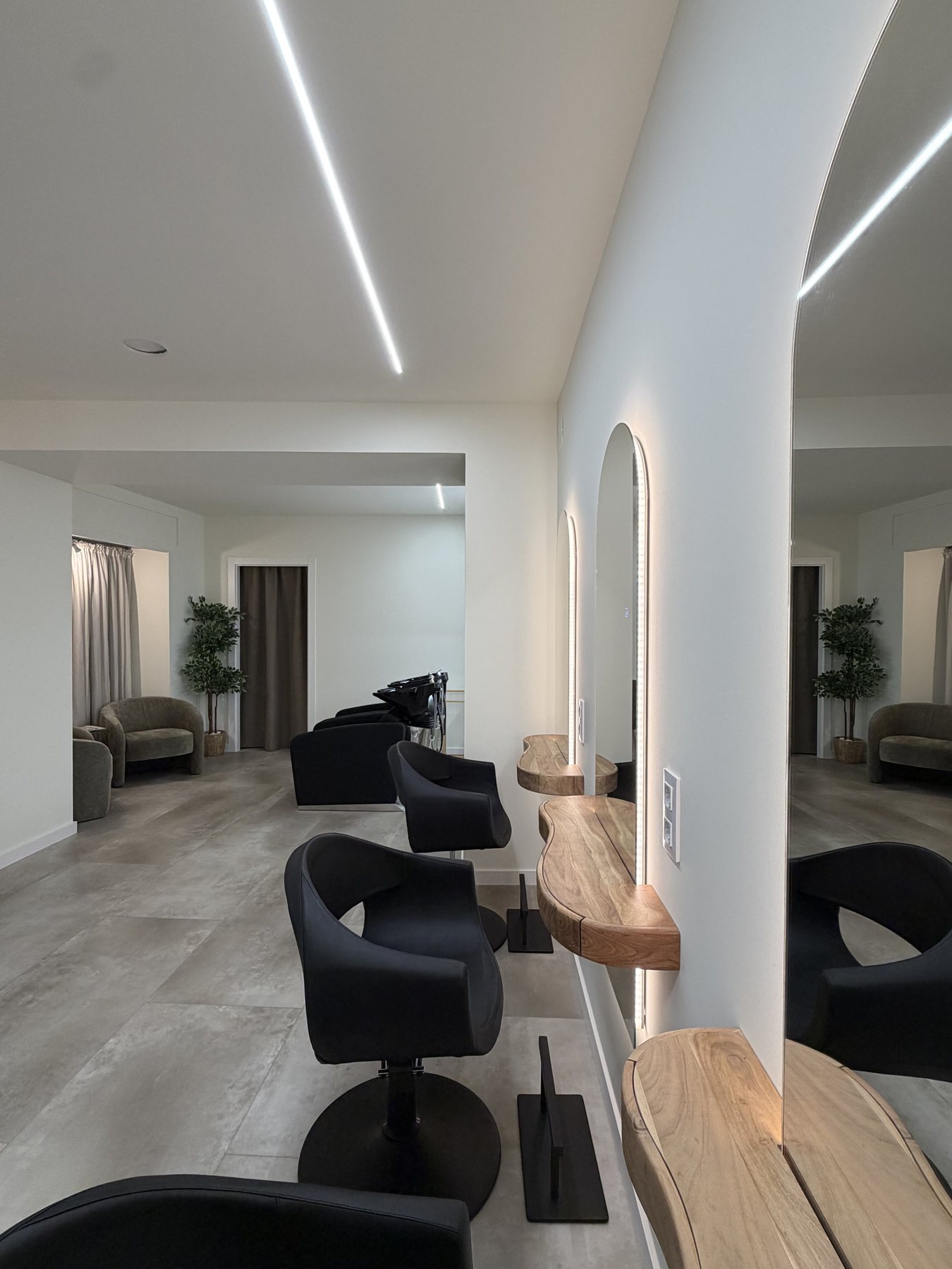 Tocadores con espejos en arco iluminados y repisas de madera